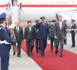 Don Felipe a su llegada a Santago de Chile, junto al embajador de España en Chile, Íñigo de Palacio, el jefe de Protocolo de la República de Chile, Ja